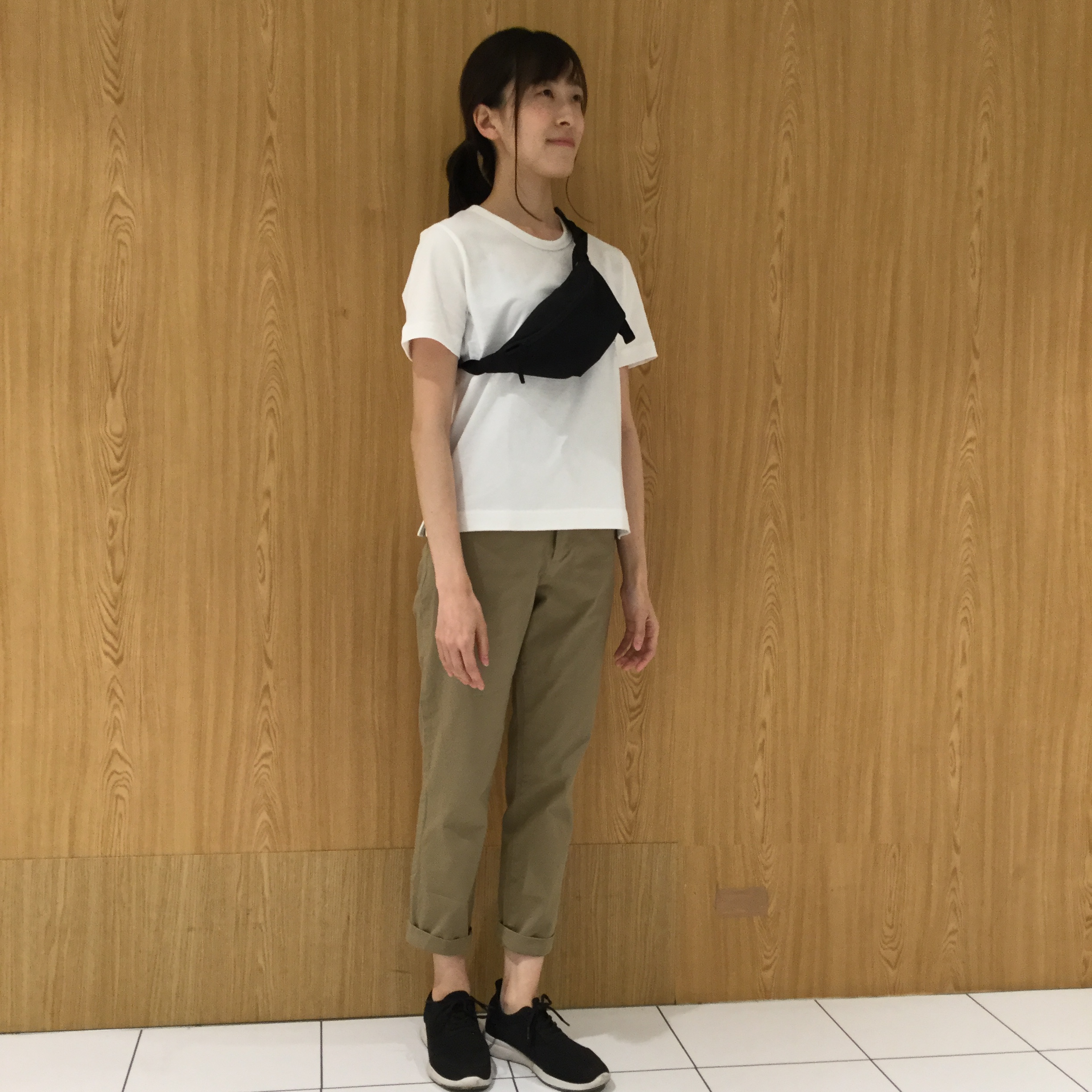 白のチノパン 人気 ｔシャツ